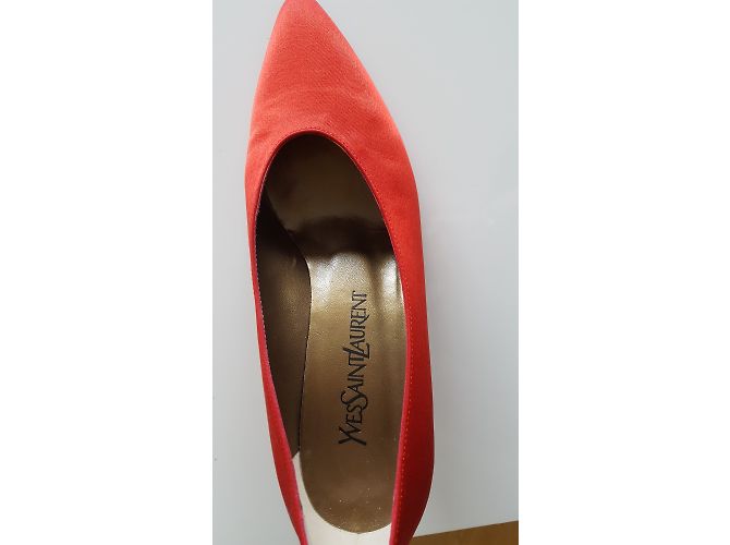 Yves Saint Laurent Pumps aus roter Seide Größe 38 - Ansicht 5