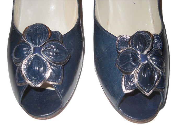 Décolleté Russell & Bromley in pelle blu con punta aperta e fiore - vista 3