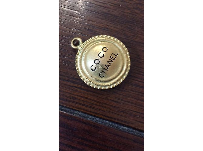 Medallón Coco Chanel Dorado - vista 3