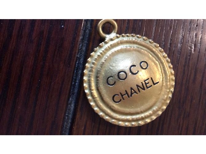 Medallón Coco Chanel Dorado - vista 4