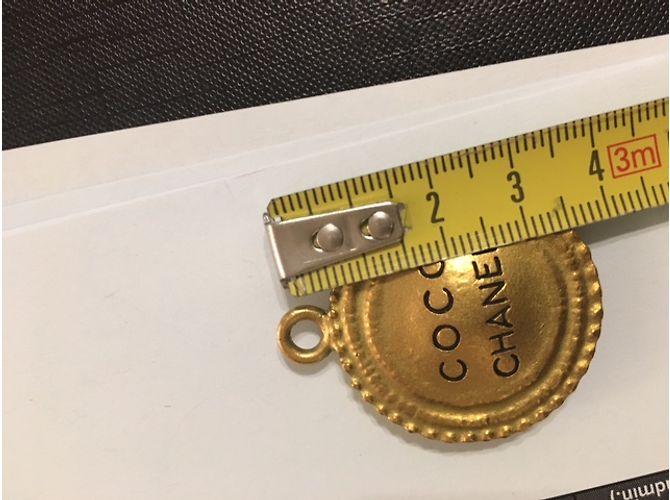 Medallón Coco Chanel Dorado - vista 6