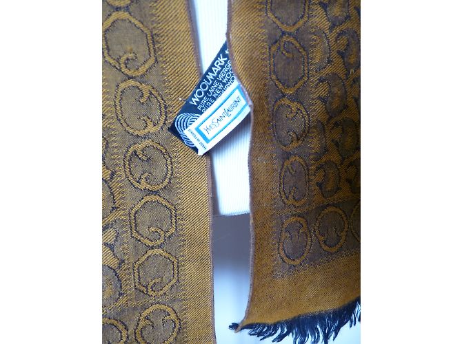 Yves Saint Laurent Bufanda - vista 4
