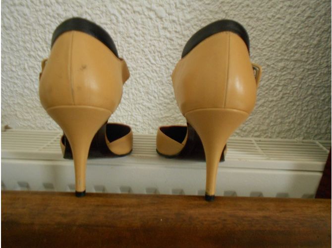 Décolleté Chanel con cinturino in pelle beige e nero - vista 3