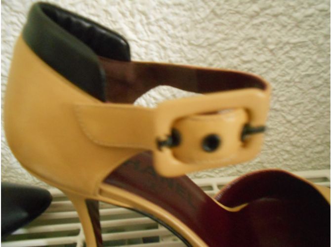 Décolleté Chanel con cinturino in pelle beige e nero - vista 4