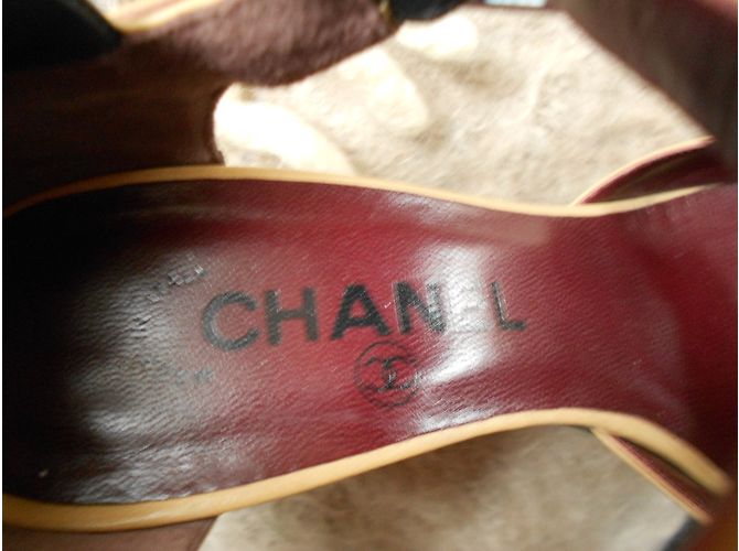 Décolleté Chanel con cinturino in pelle beige e nero - vista 7
