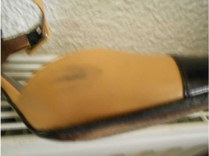 Décolleté Chanel con cinturino in pelle beige e nero - vista 9