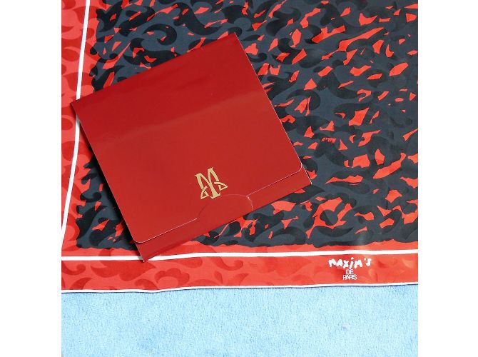 Autre Marque Carré en soie Maxym's Rouge et Noir Damas - vue 3