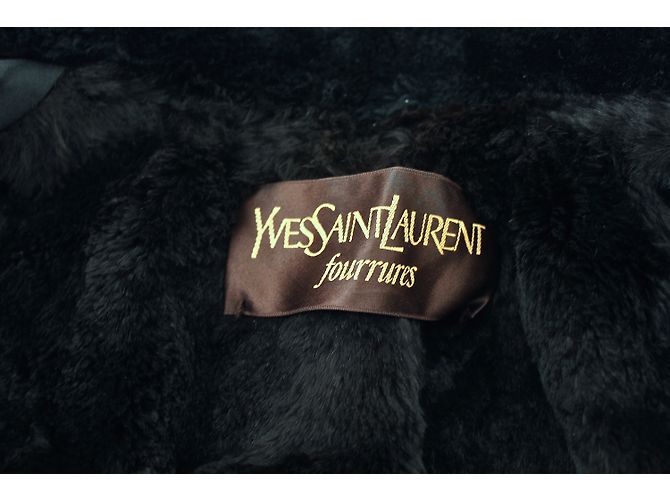 Abrigo negro Yves Saint Laurent con forro de piel de nutria - vista 2