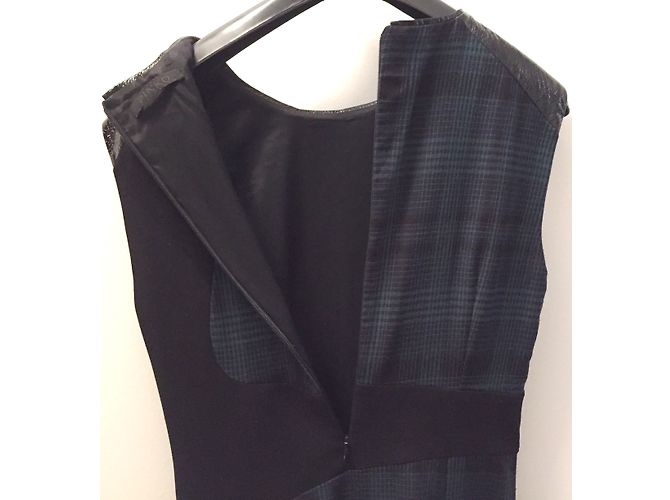 Pinko Schwarzes Wollkleid mit Karomuster und Kunstleder Einsätzen - Ansicht 9