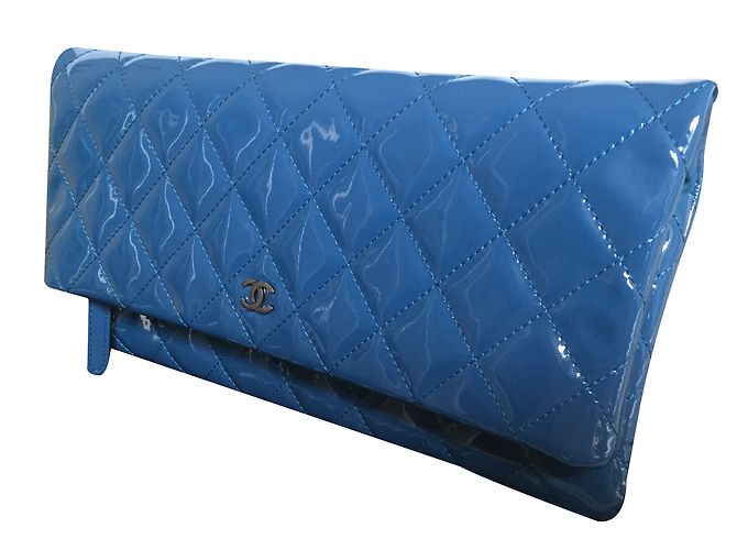 Pochette Chanel Timeless blu in vernice - vista 2