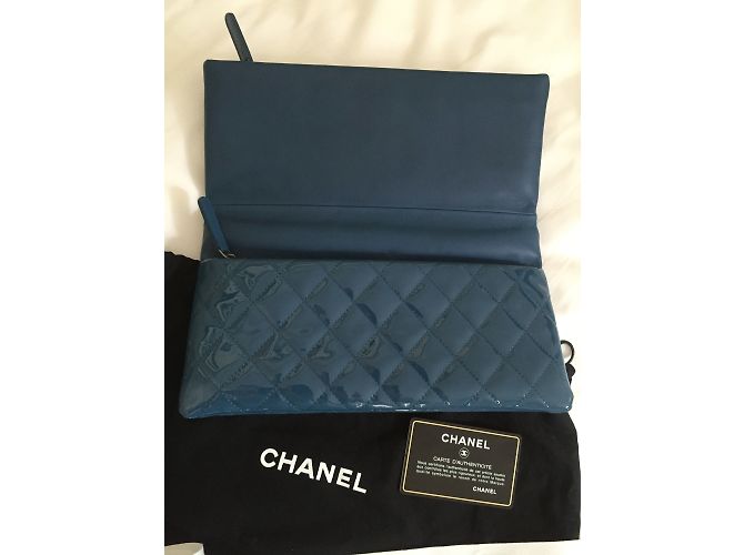 Pochette Chanel Timeless blu in vernice - vista 3