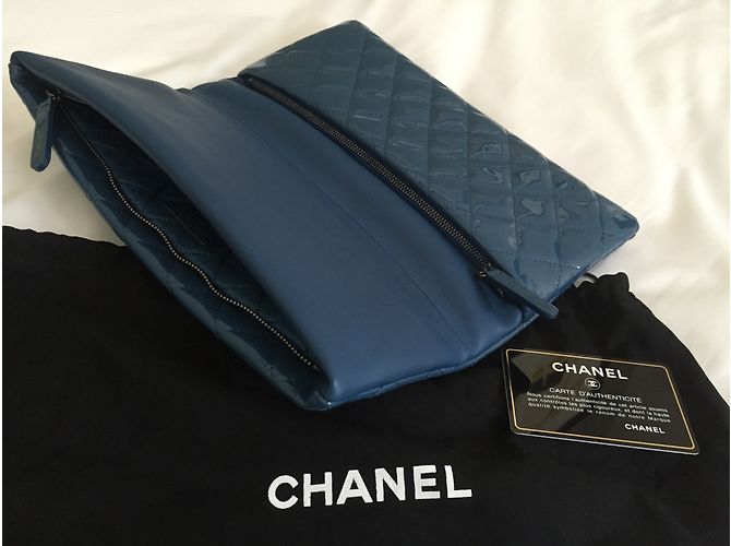 Pochette Chanel Timeless blu in vernice - vista 4