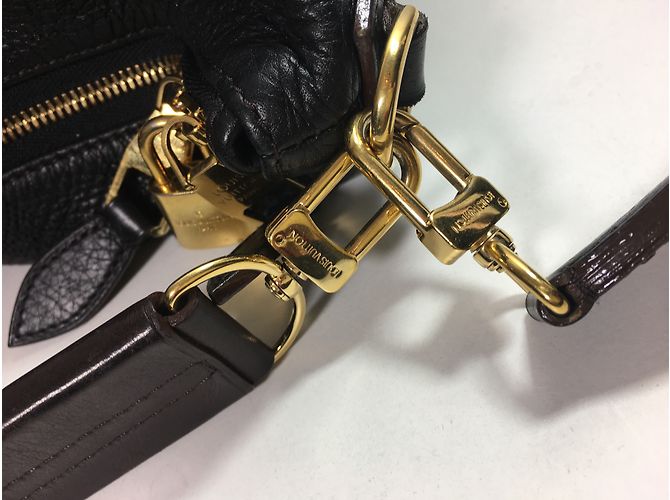 Louis Vuitton Selene Mahina nero MM - vista 16