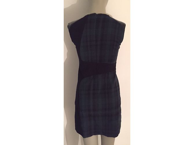 Pinko Schwarzes Wollkleid mit Karomuster und Kunstleder Einsätzen - Ansicht 11