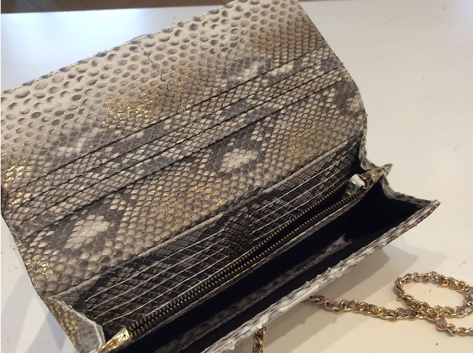 Autre Marque Pochette en python naturel et chaîne dorée - vue 3