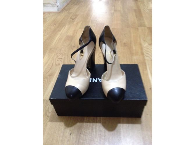 Décolleté Chanel Bicolore in Pelle Beige Nero 39.5 - vista 3
