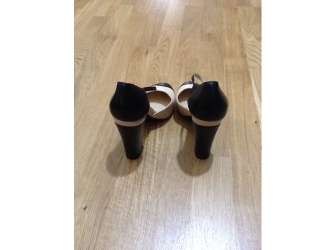 Décolleté Chanel Bicolore in Pelle Beige Nero 39.5 - vista 5
