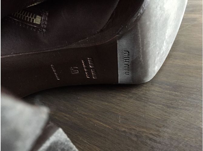 Botas Miu Miu de piel marrón Castaño - vista 7