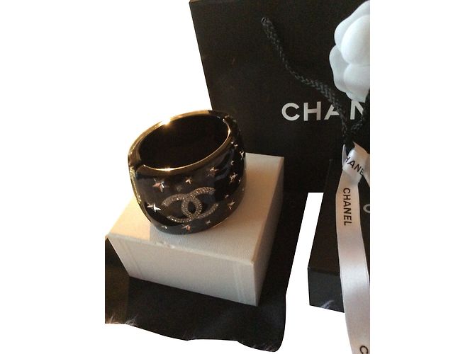 Bracciale Chanel a manchette nero con strass e logo stellato - vista 2