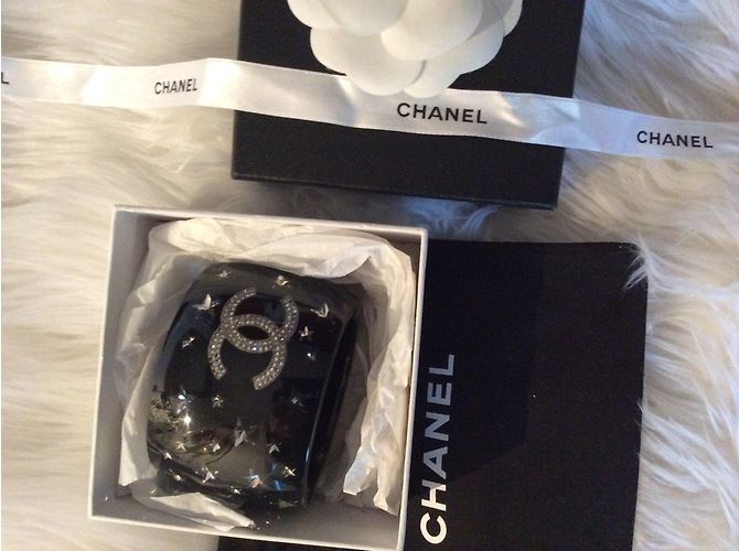 Bracciale Chanel a manchette nero con strass e logo stellato - vue 3