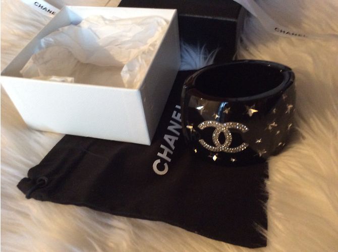 Bracciale Chanel a manchette nero con strass e logo stellato - vue 4