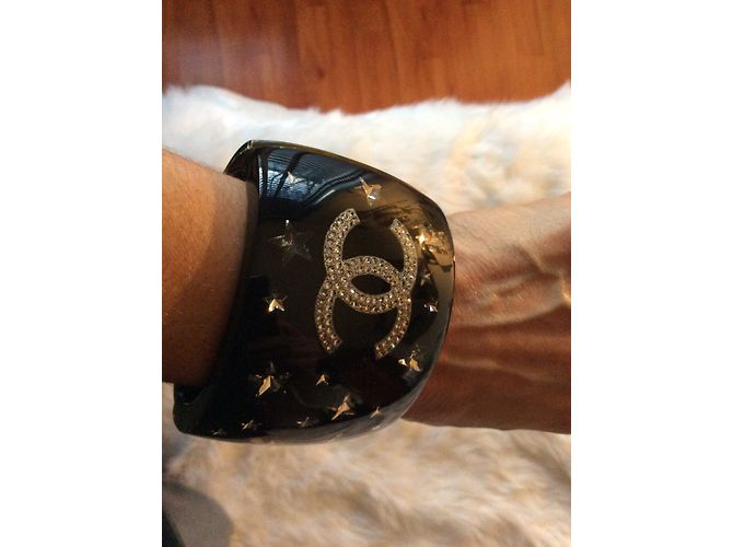 Bracciale Chanel a manchette nero con strass e logo stellato - vue 5