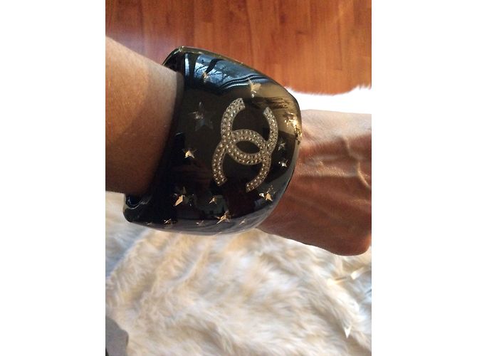 Bracciale Chanel a manchette nero con strass e logo stellato - vue 6