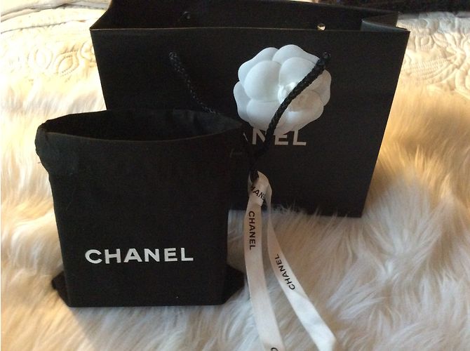Bracciale Chanel a manchette nero con strass e logo stellato - vue 7