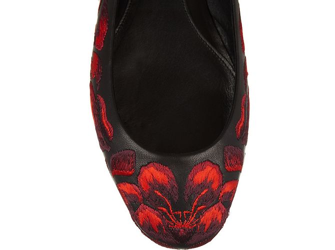 Alexander Mcqueen Lío Flats in vernice nera - vista 3