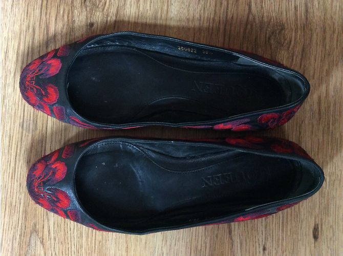 Alexander Mcqueen Lío Flats in vernice nera - vista 4