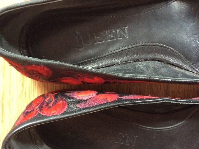 Alexander Mcqueen Lío Flats in vernice nera - vista 5