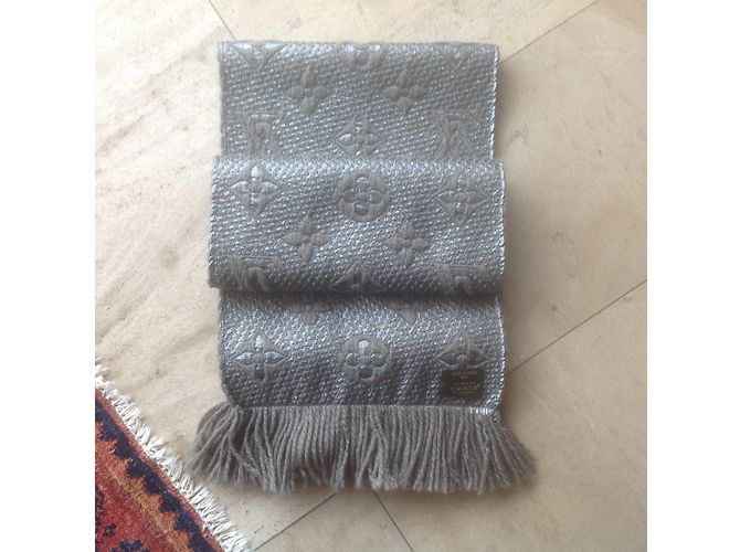 Louis Vuitton Écharpe  Logomania Gris - vue 4
