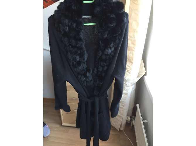 Marina Rinaldi Strickjacke schwarz aus Wolle und Kaschmir mit Fell und Gürtel - Ansicht 4