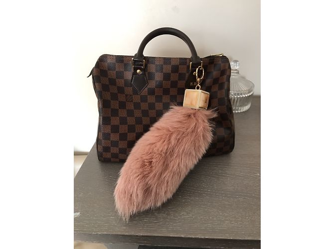 Ciondolo per borsa Louis Vuitton in pelliccia rosa argento - vista 3