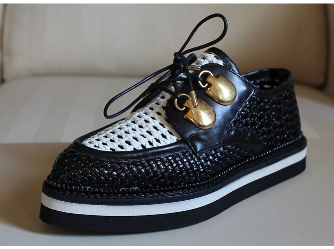 Scarpe Derby Alexander McQueen in pelle intrecciata bianco nero - vista 3