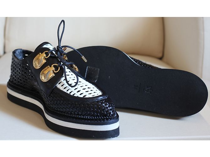 Scarpe Derby Alexander McQueen in pelle intrecciata bianco nero - vista 4