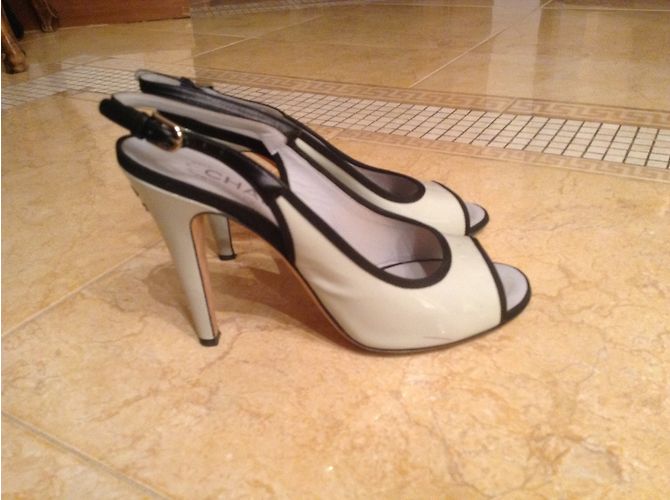Chanel Blaue Lack Pumps Größe 39 - Ansicht 3