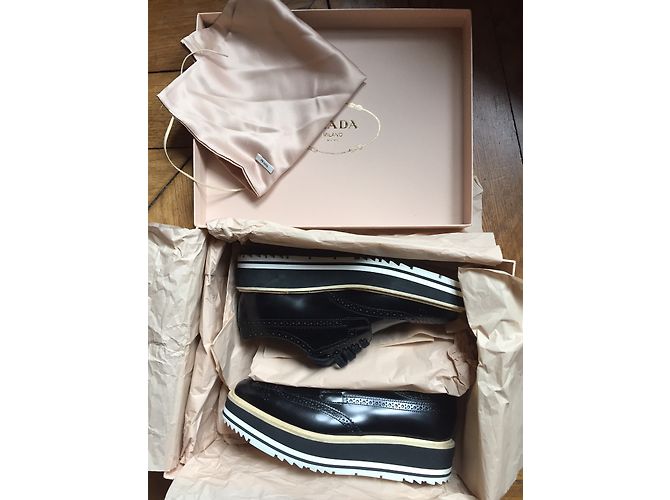 Chaussures Prada Micro en cuir noir - vue 6