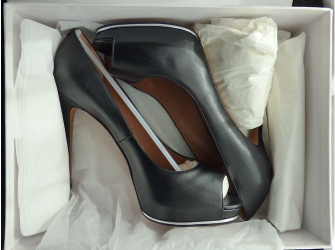 Décolleté con punta aperta Givenchy in pelle di vitello nera Nero - vista 3