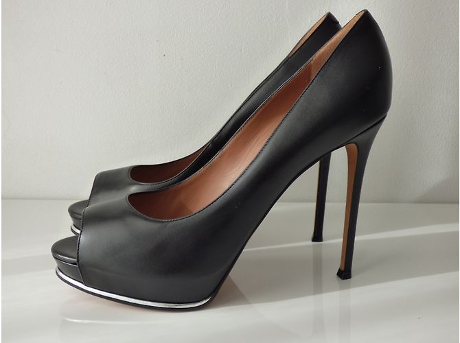 Décolleté con punta aperta Givenchy in pelle di vitello nera Nero - vista 4