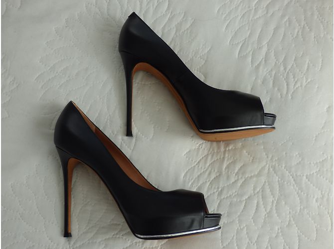 Décolleté con punta aperta Givenchy in pelle di vitello nera Nero - vista 8