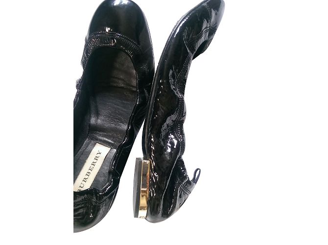 Burberry Bailarinas de Cuero Negro Patentado - vista 2