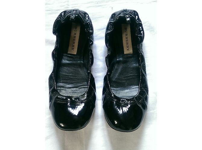 Burberry Bailarinas de Cuero Negro Patentado - vista 3