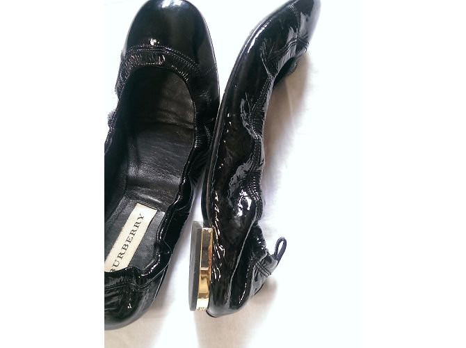 Burberry Bailarinas de Cuero Negro Patentado - vista 4