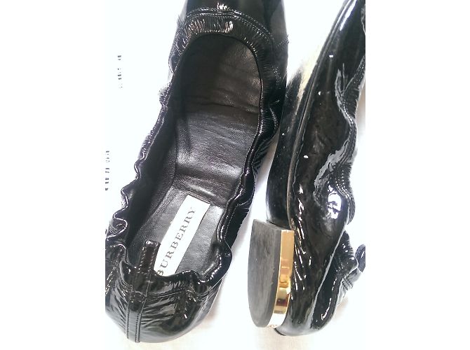 Burberry Bailarinas de Cuero Negro Patentado - vista 5