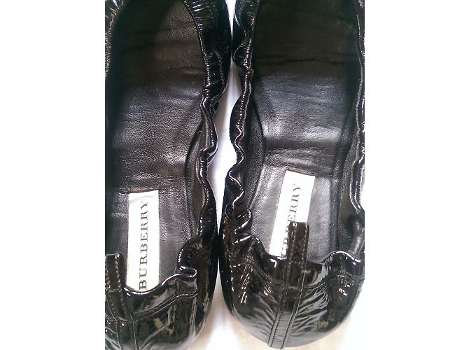 Burberry Bailarinas de Cuero Negro Patentado - vista 6