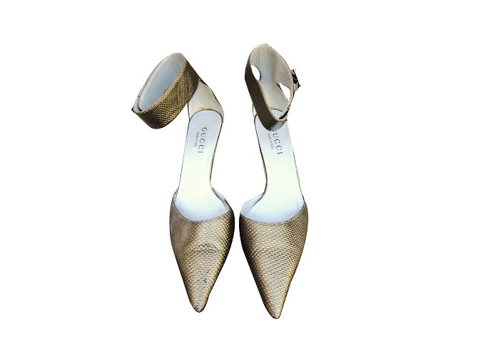 Décolleté Gucci in pelle dorata con cinturino D'oro - vista 2