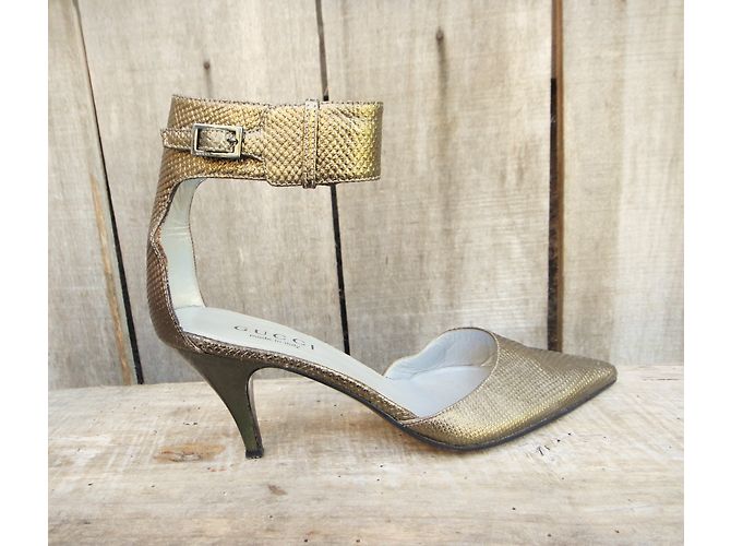 Décolleté Gucci in pelle dorata con cinturino D'oro - vista 3