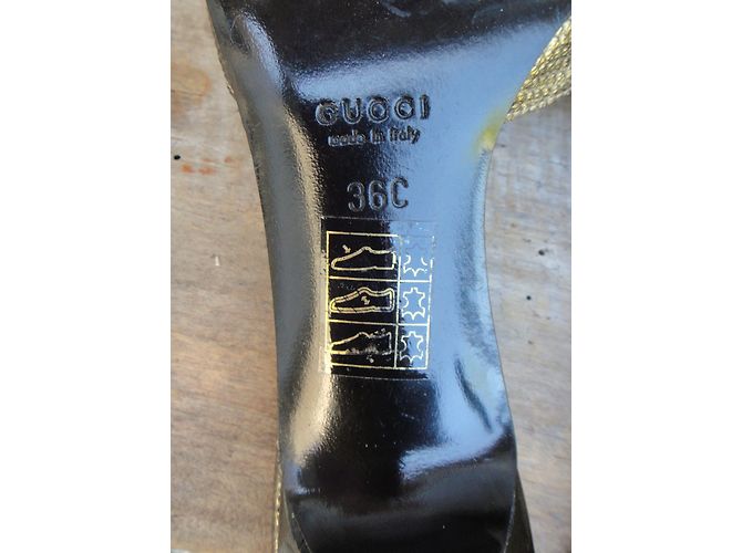 Décolleté Gucci in pelle dorata con cinturino D'oro - vista 7