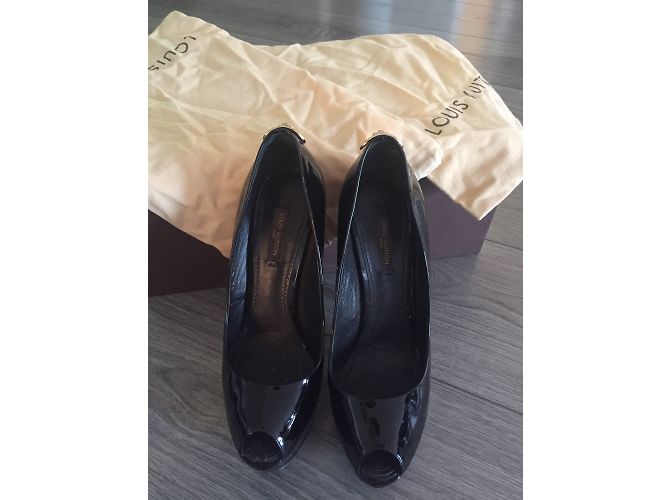 Décolleté Louis Vuitton in vernice nera con punta aperta 36.5 Nero - vista 3